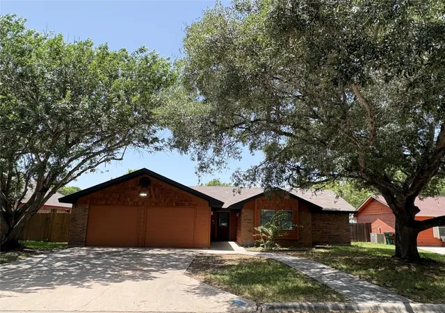 1st image of 1009 Bowie St, Lockhart, TX 78644 | MLS# 1371501