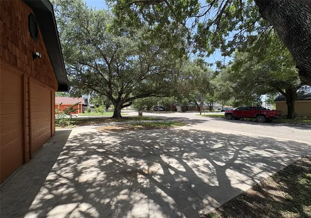 2nd image of 1009 Bowie St, Lockhart, TX 78644 | MLS# 1371501
