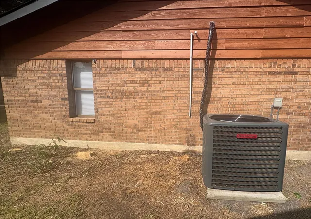 4th image of 1009 Bowie St, Lockhart, TX 78644 | MLS# 1371501