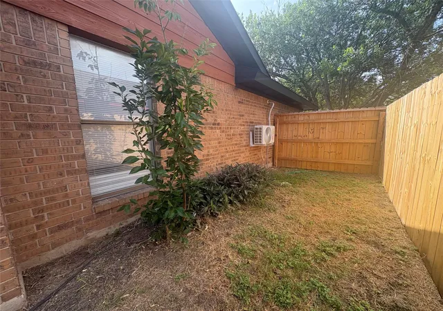 5th image of 1009 Bowie St, Lockhart, TX 78644 | MLS# 1371501