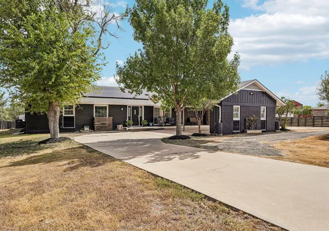 Photo 2 of Single family home for sale at 140 Family Cir, Hutto, TX 78634 | MLS# 7632357 | Listing updated on 2026-10-09