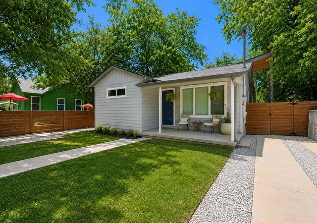 3rd image of 919 E 51st St, Austin, TX 78751