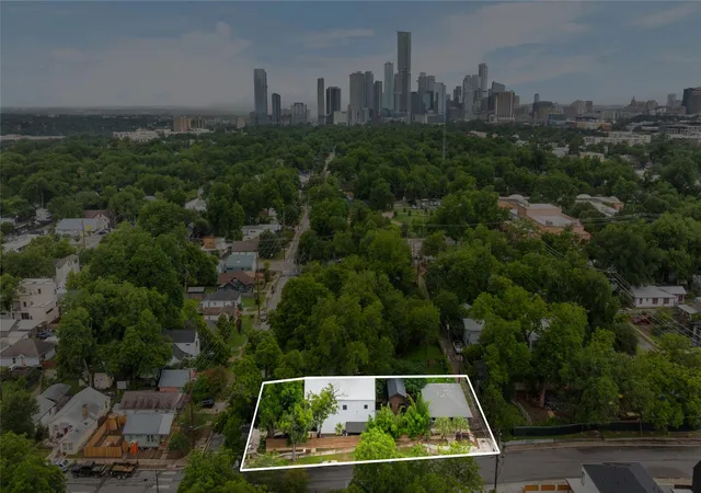Listing Photo 2 - Condo for sale in building located at 2214 Gdn St, Austin, TX 78702 - Unit #2