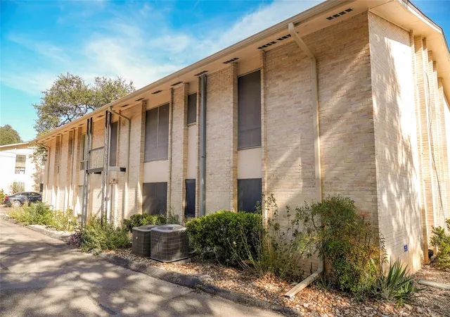 2nd image of 5326 Balcones Dr, Austin, TX 78731