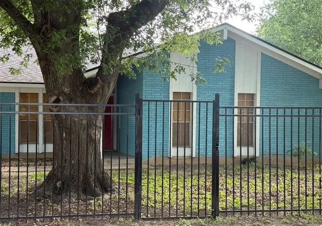 Photo 2 of Sale Pending at 1608 Colony Crk Dr, Austin, TX 78758 | MLS# 3460257 | Listing updated on 2026-09-26