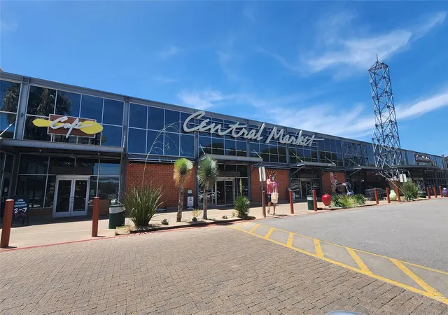 Listing Photo 2 - Condo for sale in building located at 4200 Vly Vw Rd, Austin, TX 78704 - Unit #B