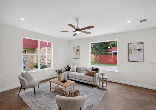 Listing Photo 3 - Condo for sale in building located at 4200 Vly Vw Rd, Austin, TX 78704 - Unit #B