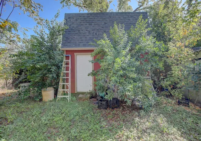 Photo 2 of Single family home for sale at 905 S Walnut St, Georgetown, TX 78626 | MLS# 8731625 | Listing updated on 2026-10-06