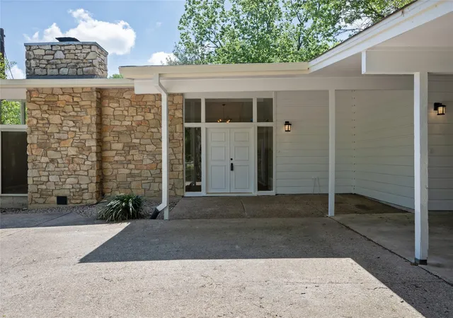 Photo 2 of Single family home for sale at 7 Hull Cir Dr, Austin, TX 78746 | MLS# 6044921 | Listing updated on 2026-09-06