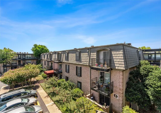 Listing Photo 2 - Condo for sale in building located at 2425 Ashdale Dr, Austin, TX 78757 - Unit #92