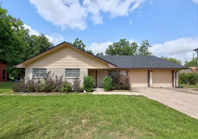 2nd image of 2305 Lathan Ln, Taylor, TX 76574 | MLS# 8161409