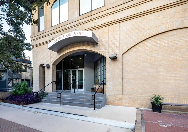 2nd image of 507 Sabine St, Austin, TX 78701