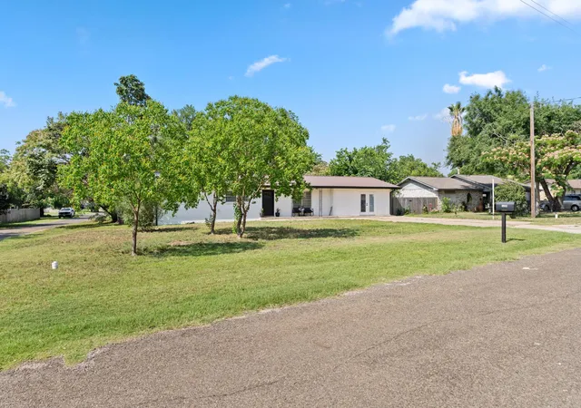 Photo 2 of Single family home for sale at 1200 Ash Dr, Marble Falls, TX 78654 | MLS# 9834944 | Listing updated on 2026-09-14