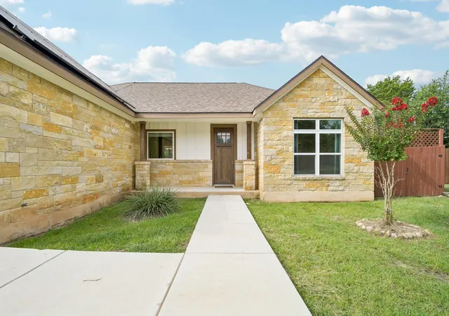 Photo 3 of Sale Pending at 6 Round Blf Cir, Wimberley, TX 78676 | MLS# 7601652 | Listing updated on 2026-09-17