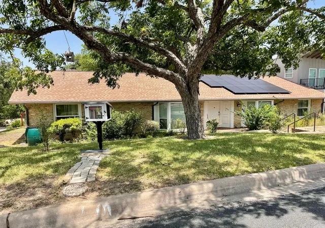 Photo 2 of Single family home for sale at 1706 Windoak Dr, Austin, TX 78741 | MLS# 7365493 | Listing updated on 2026-09-01