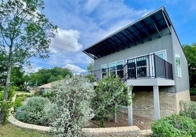 Photo 3 of Single family home for sale at 1706 Windoak Dr, Austin, TX 78741 | MLS# 7365493 | Listing updated on 2026-09-01