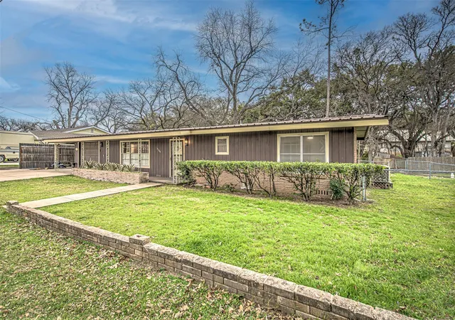 Photo 2 of Single family home for sale at 5304 Bedford, Kingsland, TX 78639 | MLS# 5333774 | Listing updated on 2026-10-06