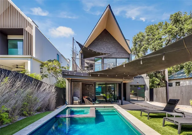 Photo 2 of Sale Pending at 702 W Elizabeth St, Austin, TX 78704 | MLS# 1777566 | Listing updated on 2026-08-31