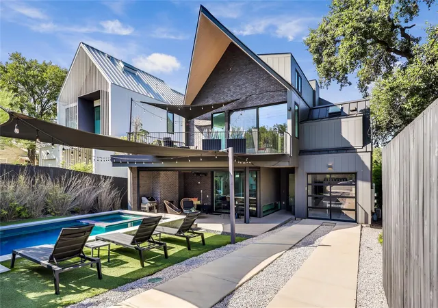 Photo 3 of Sale Pending at 702 W Elizabeth St, Austin, TX 78704 | MLS# 1777566 | Listing updated on 2026-08-31