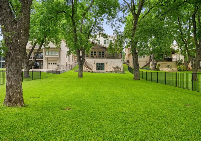 4th image of 327 Meadowlakes Dr, Meadowlakes, TX 78654 | MLS# 9383068