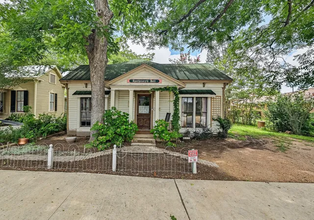 1st image of 805 Main St, Bastrop, TX 78602 | MLS# 1638778