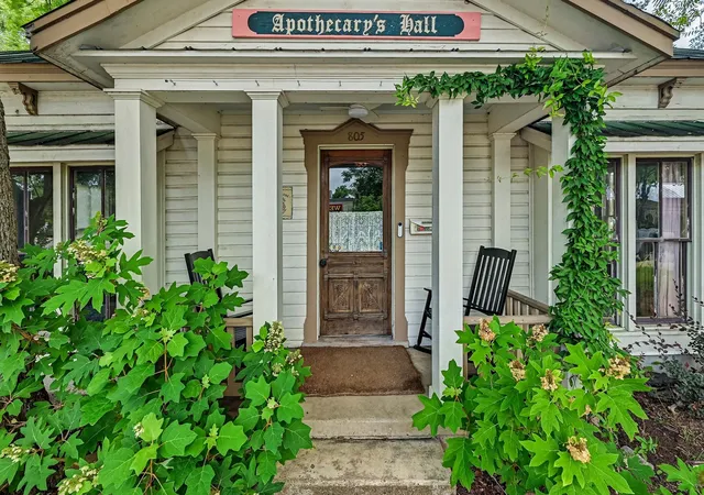 2nd image of 805 Main St, Bastrop, TX 78602 | MLS# 1638778