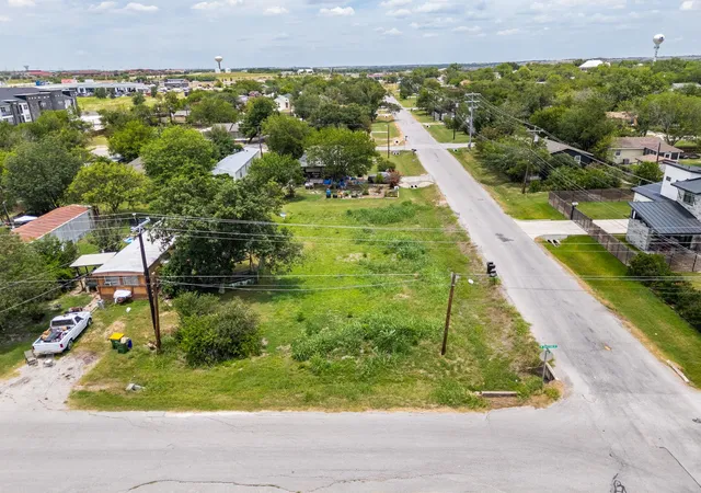 27th image of 301 W Eggleston St, Manor, TX 78653 | MLS# 7882539