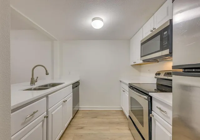 Listing Photo 4 - Condo for sale in building located at 1208 Holw Creek, Austin, TX 78704 - Unit #105