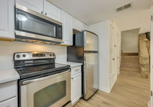 Listing Photo 5 - Condo for sale in building located at 1208 Holw Creek, Austin, TX 78704 - Unit #105