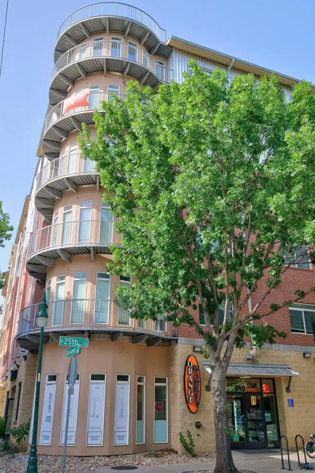 Listing Photo 2 - Condo for sale in 910 W 25Th St located at 910 W 25Th St, Austin, TX 78705 - Unit #406