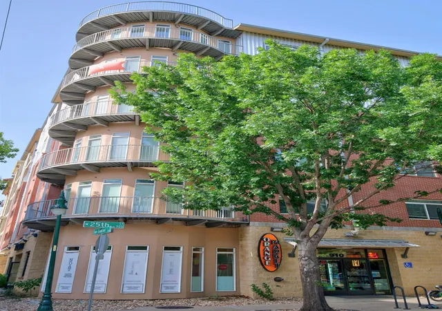 2nd image of 910 W 25Th St, Austin, TX 78705