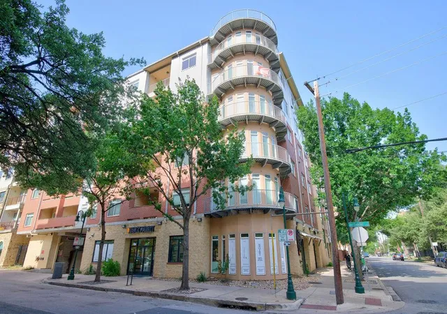 3rd image of 910 W 25Th St, Austin, TX 78705