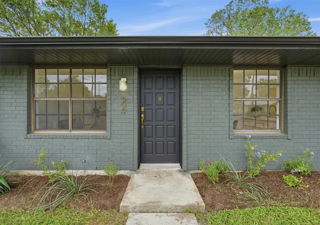 3rd image of 609 Magnolia St, Bastrop, TX 78602 | MLS# 8034481