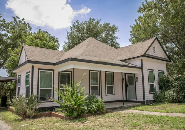 Homes for sale in La Grange, TX | 637 N Washington St, La Grange, TX 78945 | MLS# 8213107