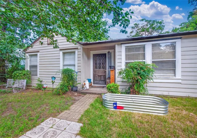 Photo 3 of Single family home for sale at 203 Hudgins St, Smithville, TX 78957 | MLS# 3157976 | Listing updated on 2026-08-19