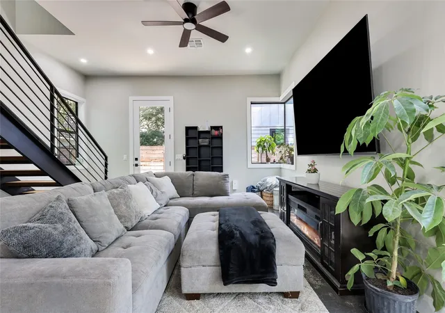 Listing Photo 3 - Condo for sale in building located at 706 Valdez St, Austin, TX 78741 - Unit #2