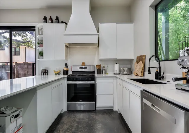 Listing Photo 4 - Condo for sale in building located at 706 Valdez St, Austin, TX 78741 - Unit #2