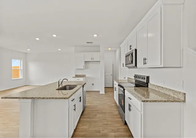 Listing Photo 4 - Condo for sale in building located at 15109-a Afleet Alex St, Manor, TX 78653