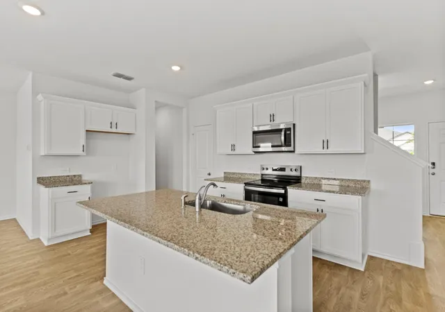 Listing Photo 5 - Condo for sale in building located at 15109-a Afleet Alex St, Manor, TX 78653
