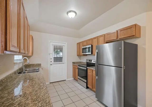 Listing Photo 4 - Condo for sale in building located at 236 Rosalie Dr, New Braunfels, TX 78130
