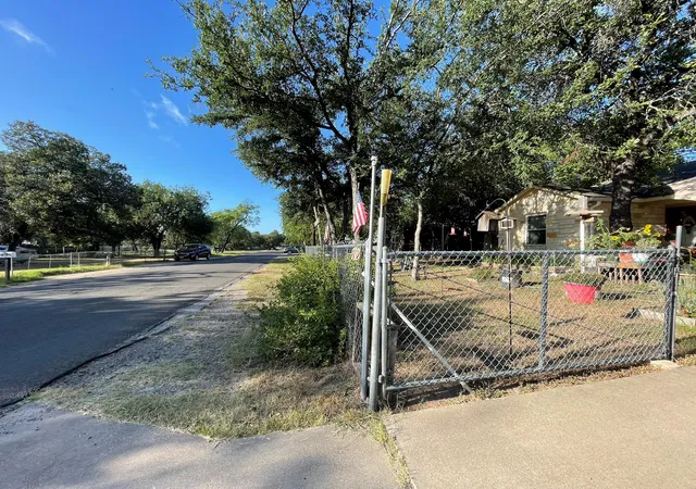 Homes for sale in Cottonwood Shores, TX | 652 Pecan Ln, Cottonwood Shores, TX 78657 | MLS# 5566444