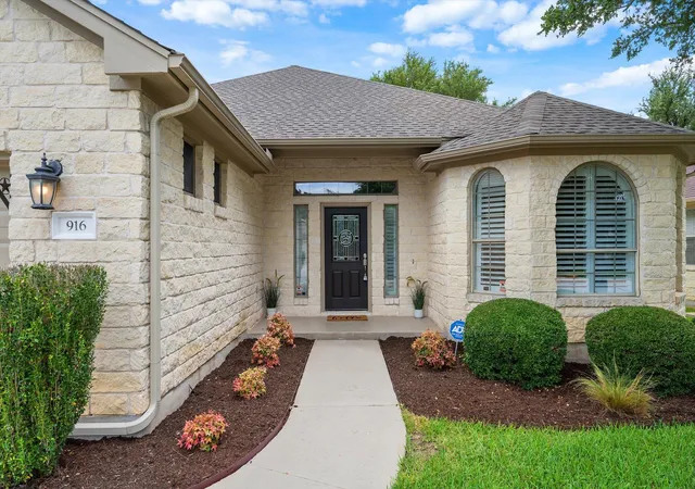 Photo 3 of Single family home for sale at 916 Heritage Oaks Bnd, Georgetown, TX 78633 | MLS# 1781507 | Listing updated on 2026-09-26