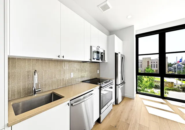 4th image of 800 Embassy Dr #305, Austin, TX 78702 | MLS# 1770309