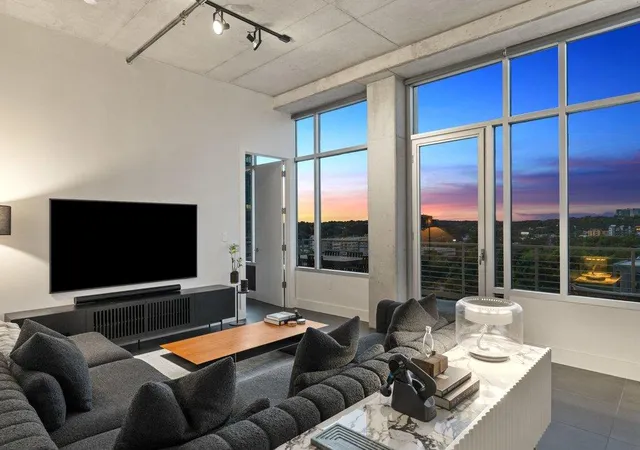 Listing Photo 4 - Condo for sale in building located at 800 W 5Th St, Austin, TX 78703 - Unit #1004