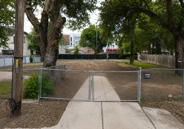 image of 2011 E 8th St, Austin, TX 78702 | MLS# 7826951