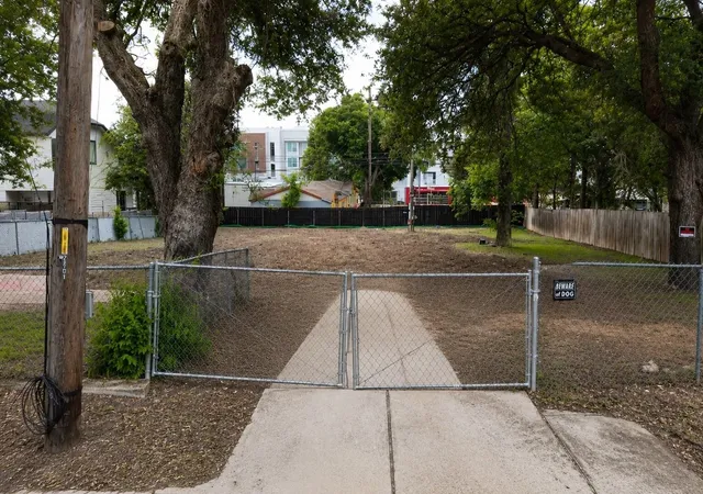 3rd image of 2017 E 8Th St, Austin, TX 78702 | MLS# 9880818