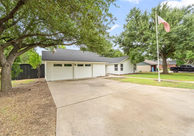 2nd image of 1403 Stone Ridge Dr, Taylor, TX 76574 | MLS# 4964921