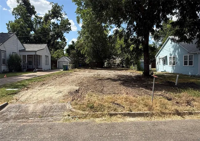 2nd image of 1312 Wallace St, Taylor, TX 76574 | MLS# 9744935