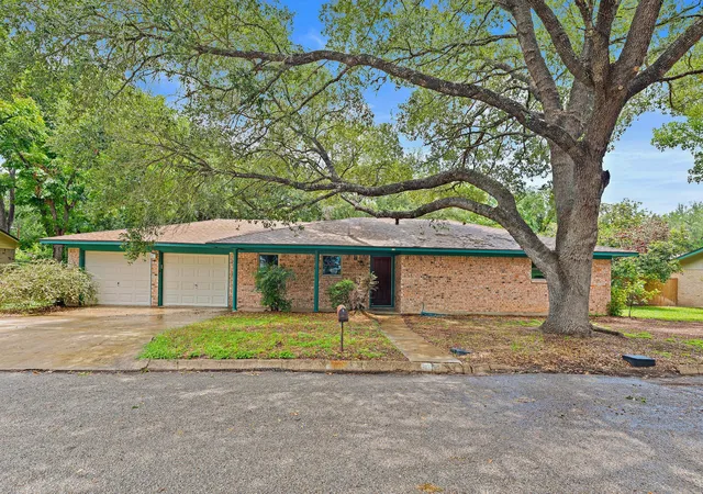 2nd image of 215 Memorial Dr, Luling, TX 78648 | MLS# 8649468