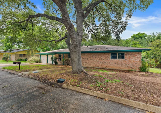 Photo 3 of Single family home for sale at 215 Memorial Dr, Luling, TX 78648 | MLS# 8649468 | Listing updated on 2026-07-12